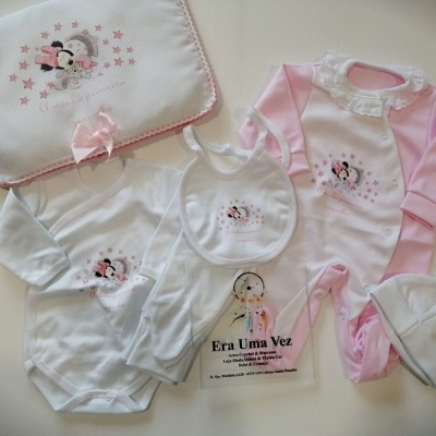 Conjunto roupa bebé branco e rosa com bordado da Minnie e texto em saco e têxteis