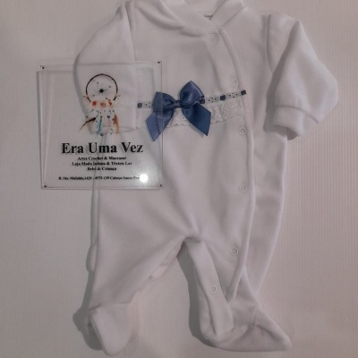 Macacão branco de bebé com laço azul e renda