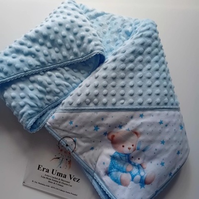 Manta azul para bebé macia com padrão de bolinhas e desenho de ursinho e coelho