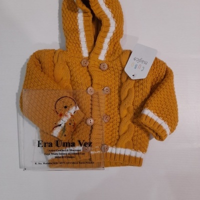 Casaco de malha amarelo com capuz e botões de madeira com detalhes em branco