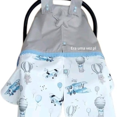 Capa para cadeira de bebé cinza e azul com padrão infantil, estrela decorativa e fechos de pressão