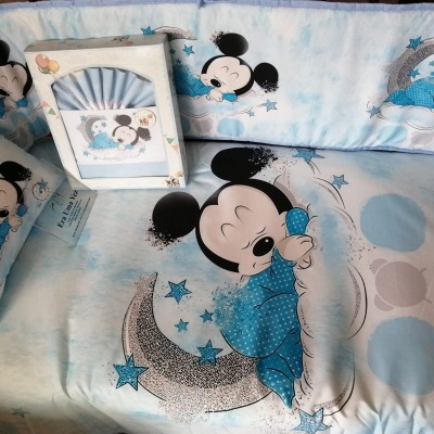 conjunto roupa de cama de bebé azul claro com estampa Mickey a dormir