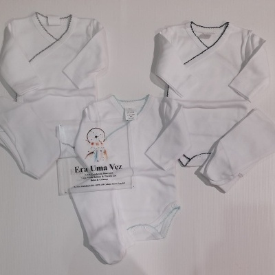 Conjunto de roupa de bebé branca com detalhes de costura azul e preta e etiqueta Era Uma Vez