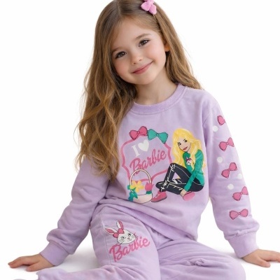 Menina com fato de treino lilás da Barbie com estampados coloridos e texto