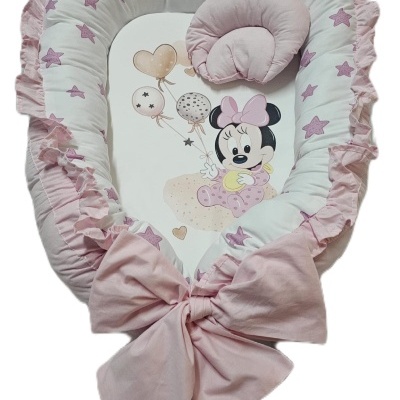 Ninho de bebé branco com estrelas rosa, laço grande e desenho da Minnie com balões