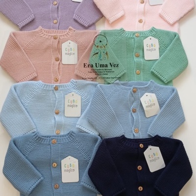 Casacos de malha para bebé coloridos com botões de madeira e etiquetas