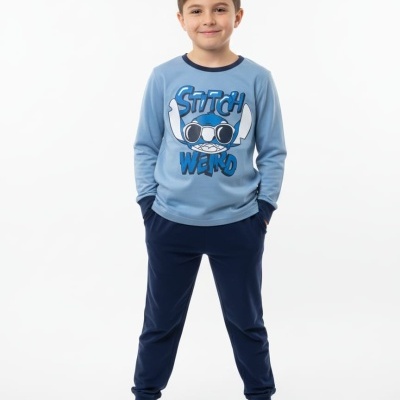 Menino com pijama azul com estampa do Stitch e texto STITCH WEIRD