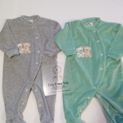 Dois macacões de bebé, um cinza e outro verde, com ursinhos bordados