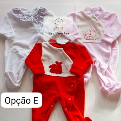 Três macacões para bebé em branco, rosa claro e vermelho com detalhes de coelho e botões