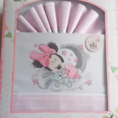 Conjunto de roupa de bebé rosa com estampa da Minie