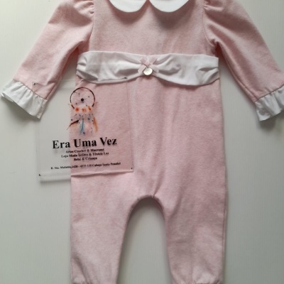 Pijama de bebé rosa claro com gola branca e faixa branca com laço cor-de-rosa