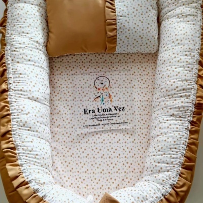 Ninho de bebé branco com estrelas castanhas e almofada castanha com detalhes