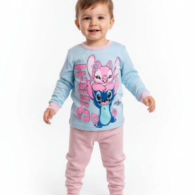 Criança com pijama azul clara e rosa com personagem Stitch