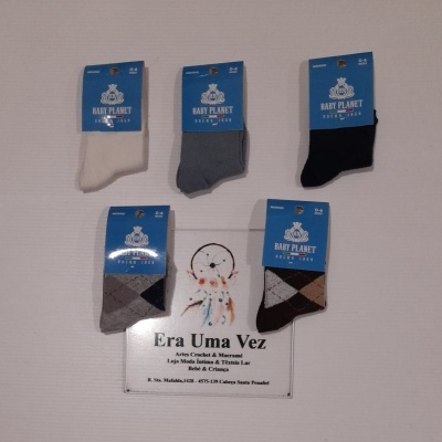 Cinco pares de meias de bebé BABY PLANET em várias cores e embalagens azuis