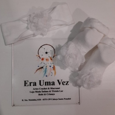 Conjunto branco de faixa de cabeça e meias para bebé com flores decorativas