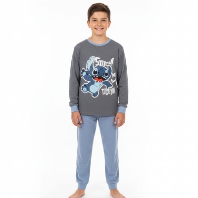 Menino com pijama cinza escuro e azul claro com estampa da personagem Stitch