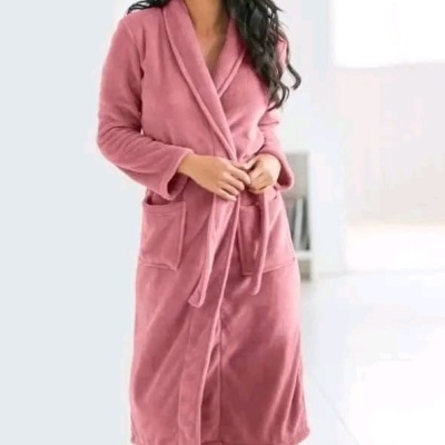 Robe de banho feminino rosa com gola xale e bolsos