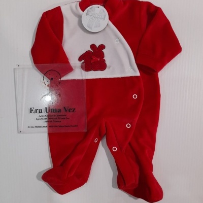 Macacão de bebé vermelho e branco com aplicação de coelhos e botões de pressão.