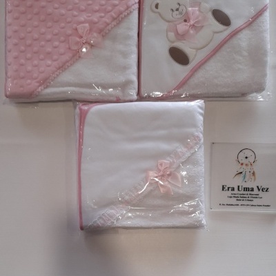Três toalhas de bebé rosa e branco com laços e ursinho embalada em plástico