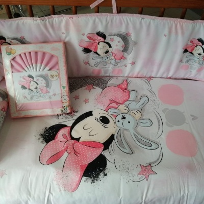 Conjunto de roupa de cama infantil com estampa da Minnie Mouse em branco e rosa.