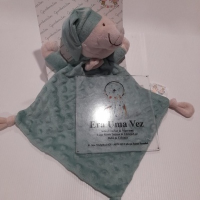 Peluche cor-de-rosa com roupa verde texturizada, embalagem Gamberritos e cartão Era Uma Vez