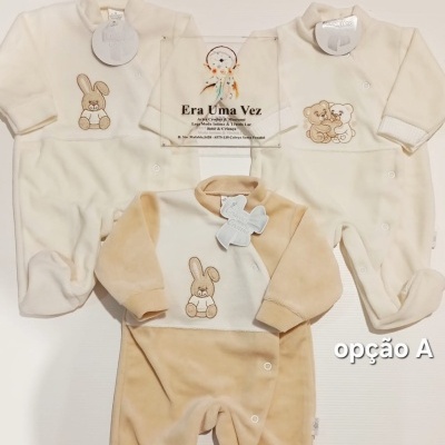 Três macacões de bebé macios com bordados de coelho e ursinhos em creme e bege em fundo branco