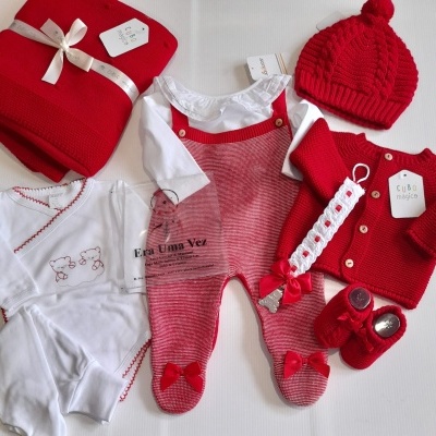 Conjunto de roupa para bebé vermelho e branco com várias peças e embalagem