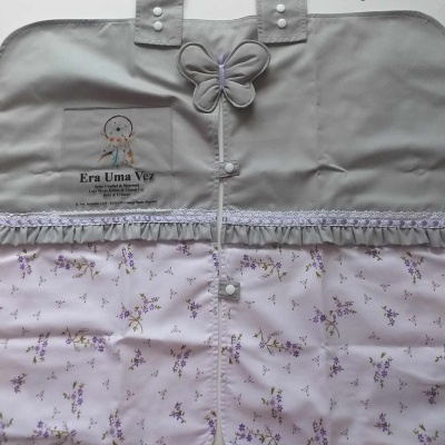 Organizador de tecido cinzento e lilás com estampa floral e aplicação de borboleta