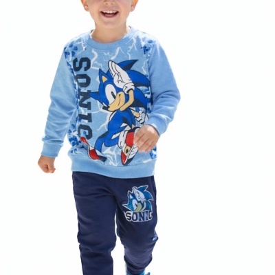 Menino com roupa infantil azul com estampa do Sonic e sapatilhas azuis