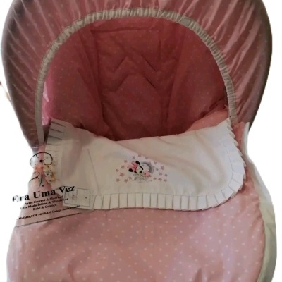 Berço portátil rosa com padrão bolinhas brancas e almofada bordada