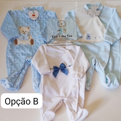Três macacões de bebé em azul e branco com detalhes e uma placa acrílica com texto