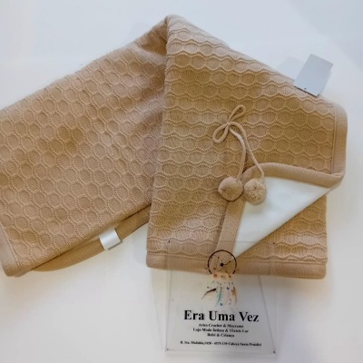 Manta bege tricotada com pompons