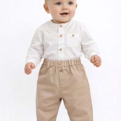 Bebé com camisa branca e calças bege