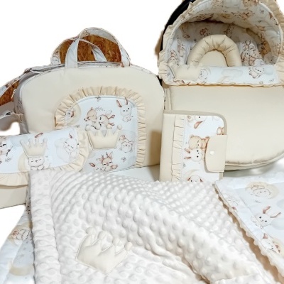 Conjunto acessórios bebé bege e branco com padrão animais e coroa acolchoada