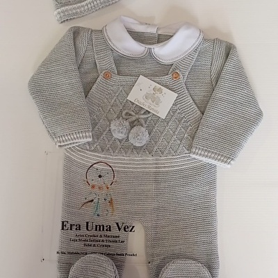 Jardineira ,camisola e gorro de bebé