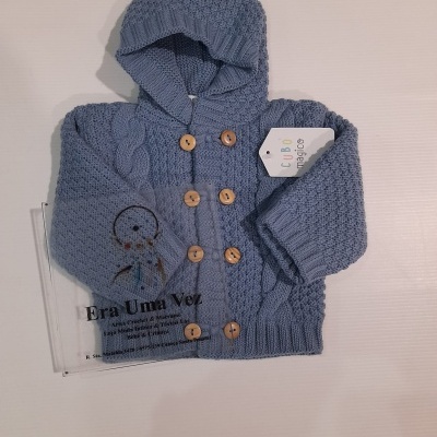 casaco de malha azul para bebé com capuz e botões de madeira