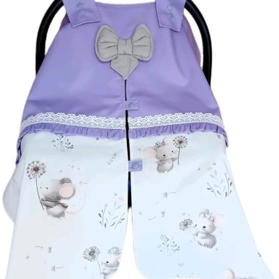 Capa para cadeirinha de bebé lilás com estampa de ratinhos, renda branca e laço cinza
