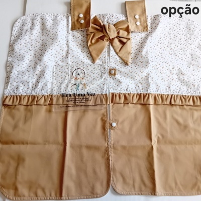 Organizador de tecido bege com padrão de estrelas, laço e botões brancos