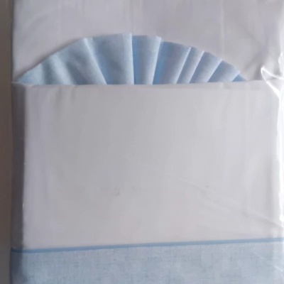 Jogo de cama de bebé branco com detalhe azul embalado