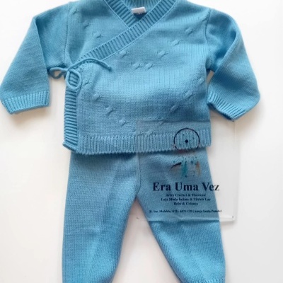 Conjunto de roupa de bebê azul claro em malha com camisola e calças
