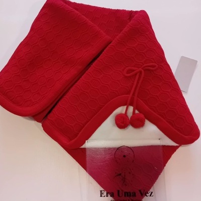Cachecol vermelho com pompons e placa transparente com texto Era Uma Vez.