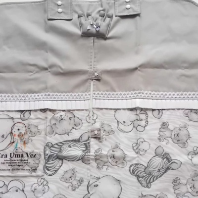 Organizador tecido cinzento e branco com padrão de bichos e detalhes rendados