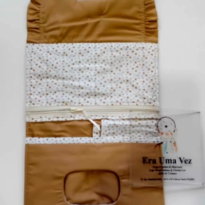 Organizador de tecido castanho com padrão de estrelas e bolso com fecho