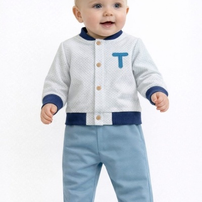 Bebé com casaco branco e detalhes azuis escuros e calças azuis claras
