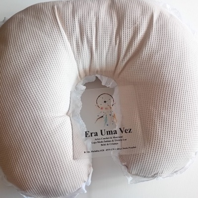 Almofada bege U com textura quadriculada e renda branca e etiqueta era uma vez