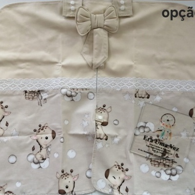 Organizador de tecido bege com laço e renda, estampado com girafas e bolhas, com etiqueta Era Uma Vez