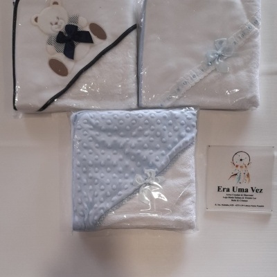 Toalhas de bebé embaladas com detalhe ursinho e laços em azul