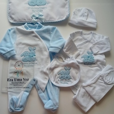Conjunto de roupa de bebé azul e branco com bordado de coelho