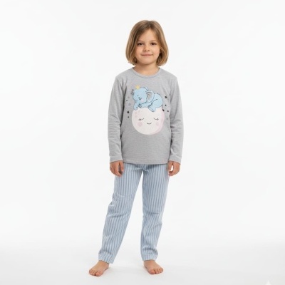 Criança com pijama cinza e azul de elefante e lua em fundo branco