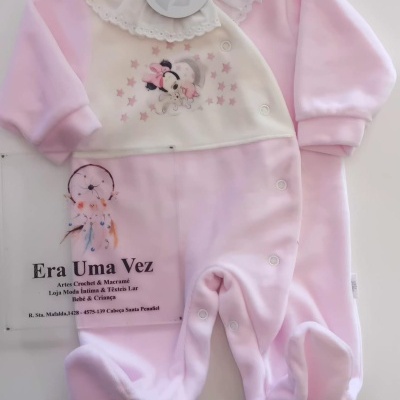 Pijama rosa claro para bebé com gola branca rendada e personagem bordada